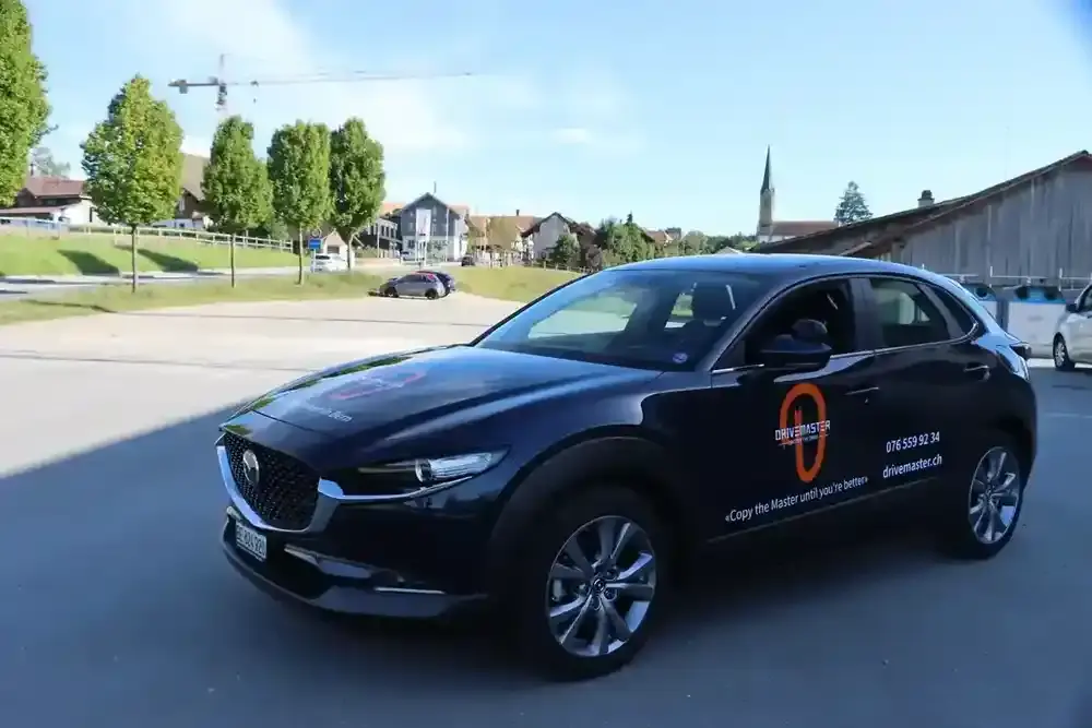 Drivemaster Fahrschulauto Mazda CX-30 – Fahrschule für Münsingen und Bern