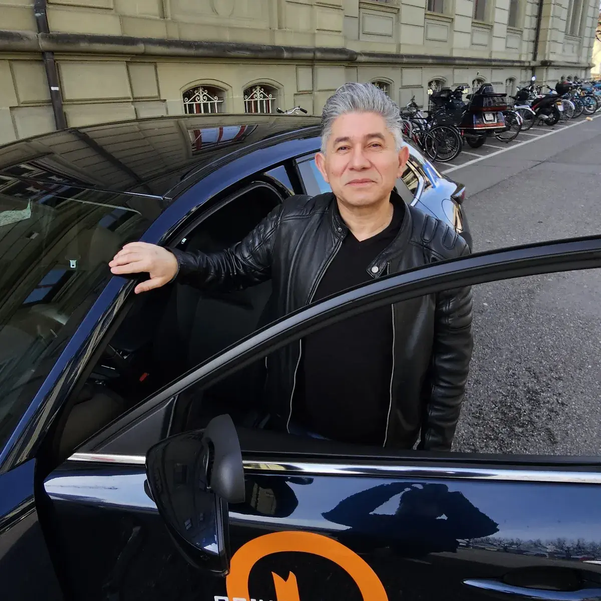 Fahrlehrer Mishel Memedovski vor der Universität Bern – Drivemaster Fahrschule Bern